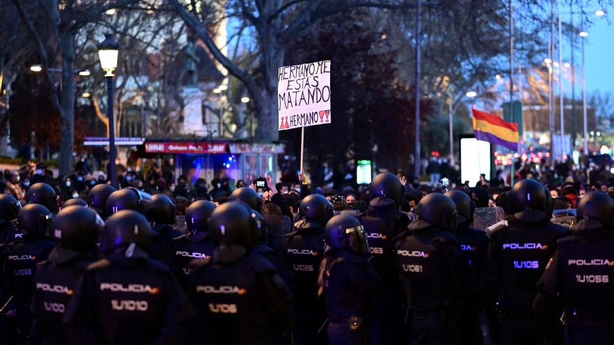 Efectivos policiales vigilan la manifestación para pedir la libertad del rapero Pablo Hasél, encarcelado por enaltecimiento de terrorismo, este sábado en Madrid. EFE/ Víctor Lerena