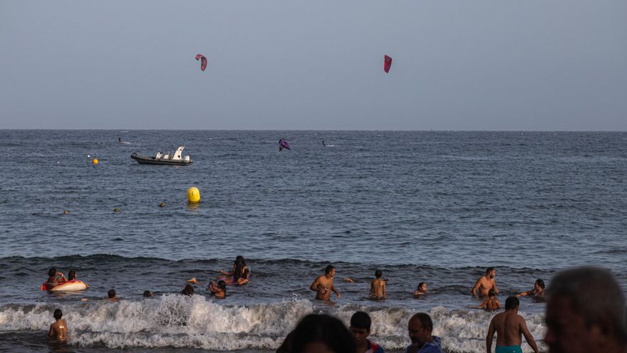 Varios bañistas en la playa de El Médano (Tenerife)