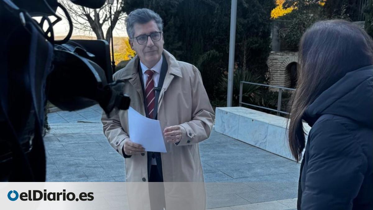 Vox reza un Padrenuestro por las víctimas de Adamuz mientras mantiene ...