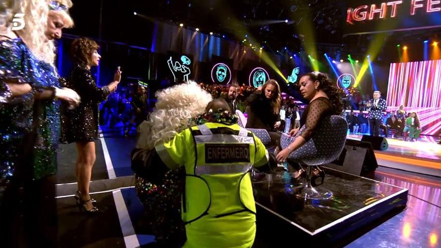 Los servicios médicos asisten a Lydia Lozano tras caerse en el Mediafest