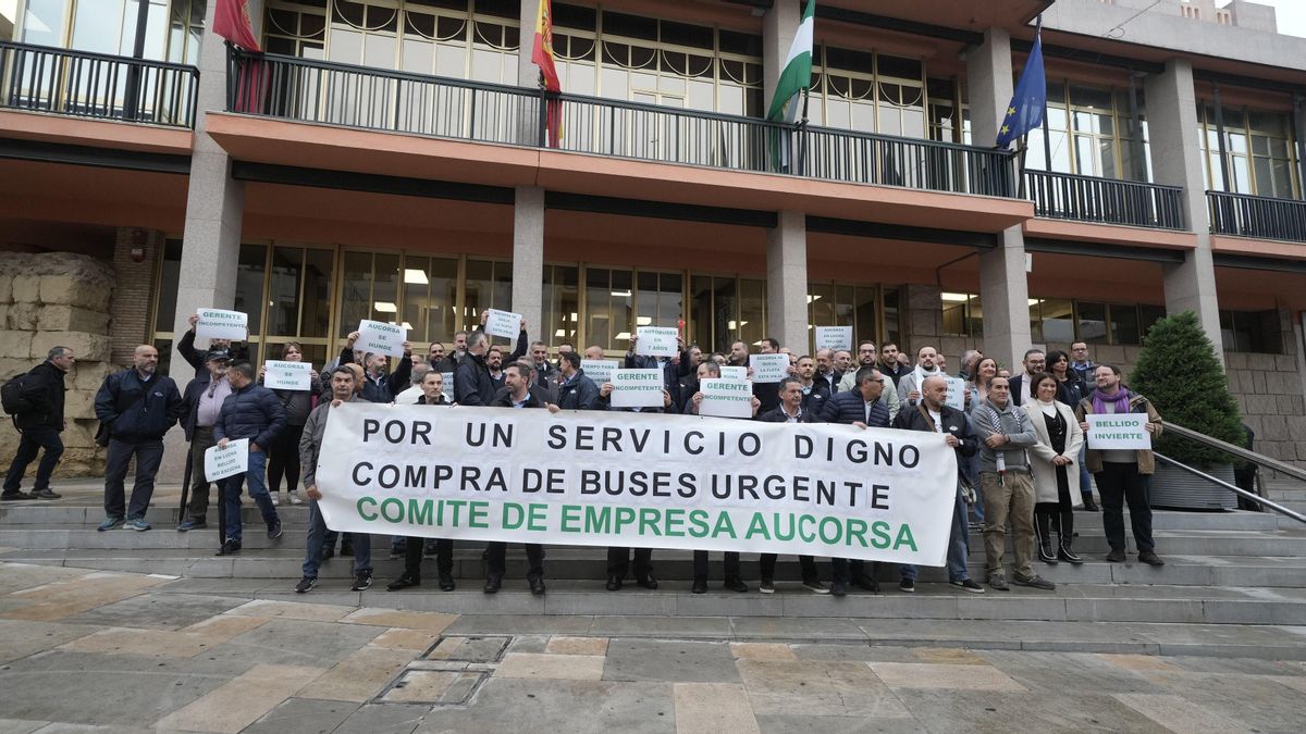Los trabajadores de Aucorsa piden al Ayuntamiento la compra urgente de más autobuses