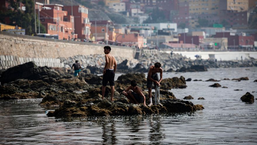 Migrantes en la frontera de Ceuta.