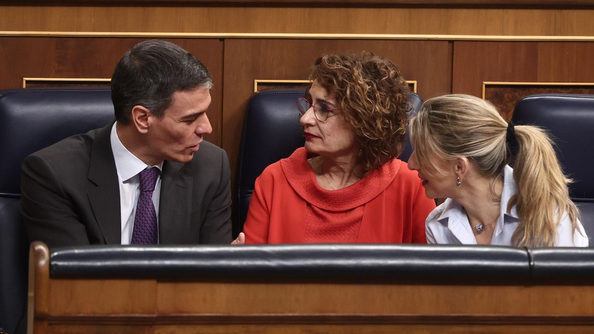 (I-D) El presidente del Gobierno, Pedro Sánchez; la vicepresidenta primera, María Jesús Montero, y la vicepresidenta segunda, Yolanda Díaz