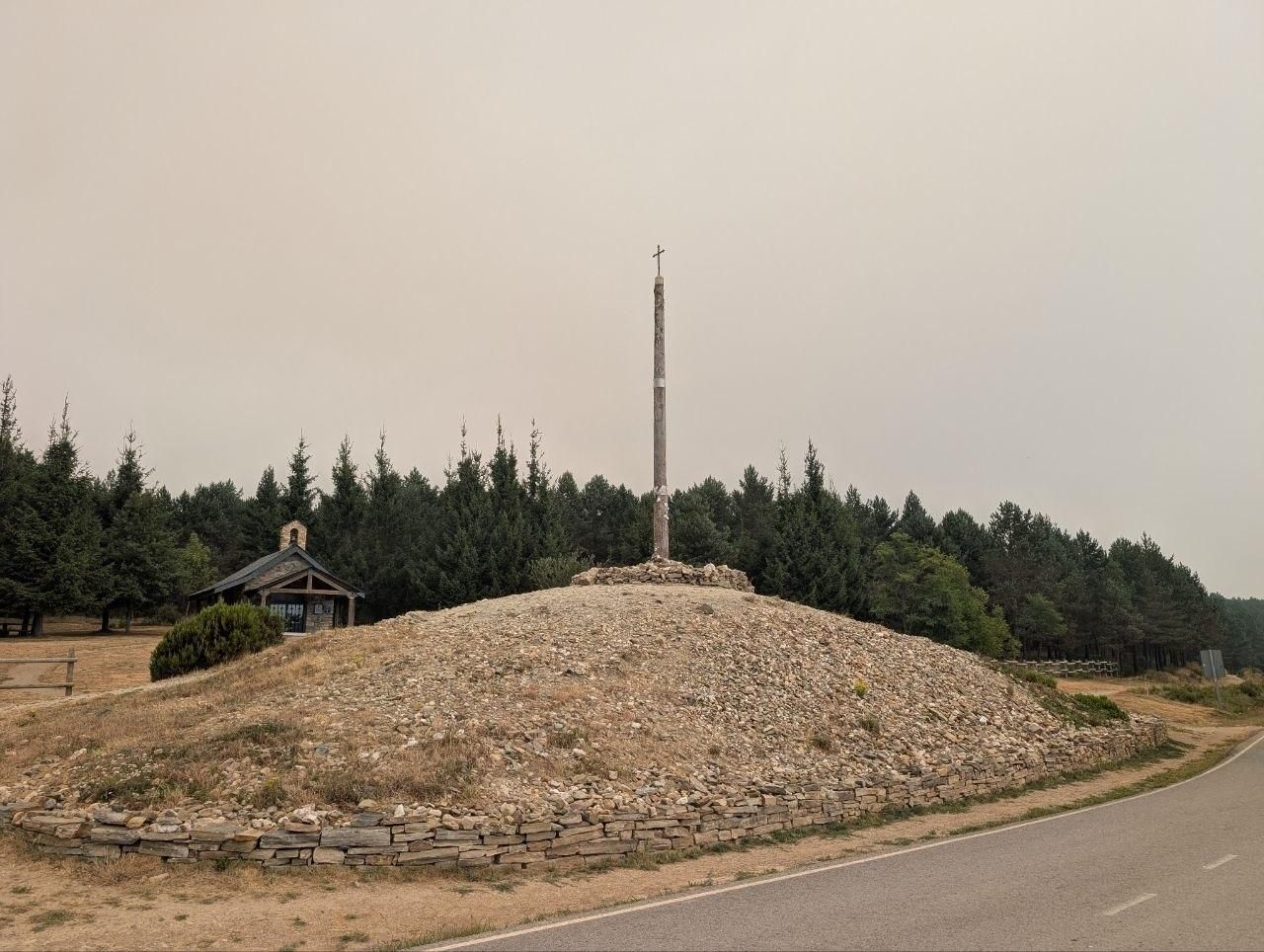 Estado actual de la Cruz de Fierro en el alto de Foncebadón, en la Ruya Jacobea entre Maragatería y El Bierzo.