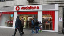 Vodafone España reconoce un retroceso del negocio por salir del fútbol y arrastra los resultados de su matriz