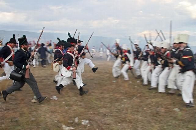 Recreacionistas históricos en una batalla contra las tropas napoleónicas.
