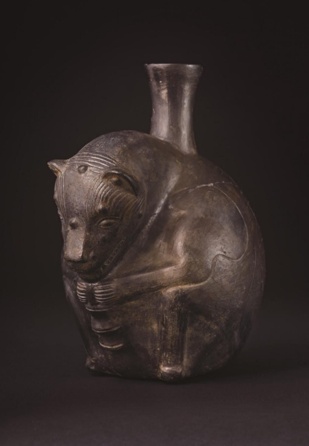 Vasija de cerámica que representa a un perro sin pelo peruano