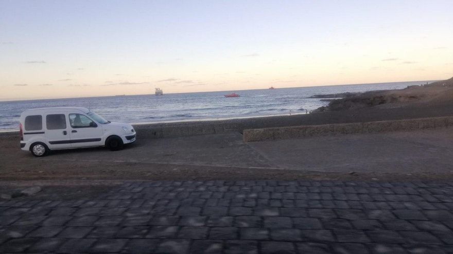 Un vertido de 1.000 litros de fuel llega a la zona de Jinámar desde el Puerto de la Luz