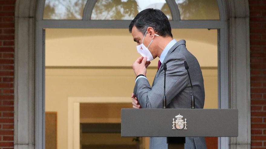 El presidente del Gobierno, Pedro Sánchez, se pone la mascarilla tras su comparecencia sobre los indultos
