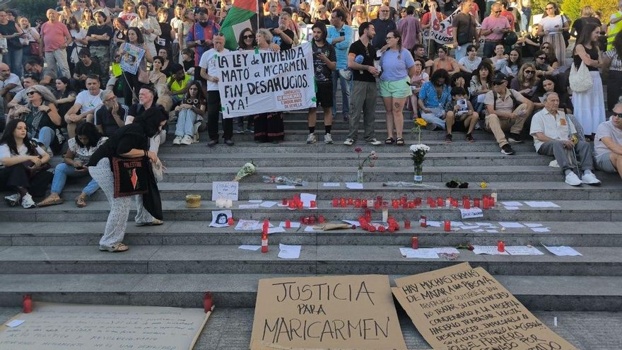 Centenares de personas rinden homenaje a la memoria de Maricarmen en Sevilla.