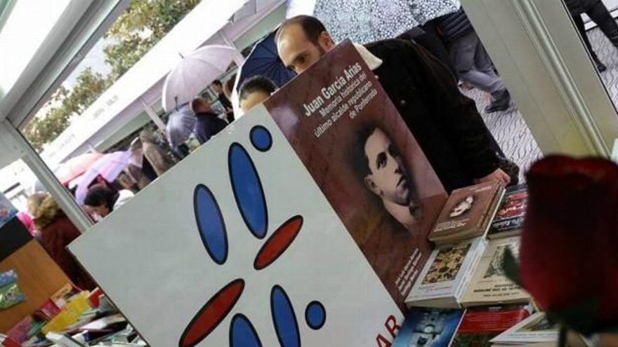 Presencia de Ediciones Hontanar en una edición antigua de la Feria del Libro de Ponferrada.