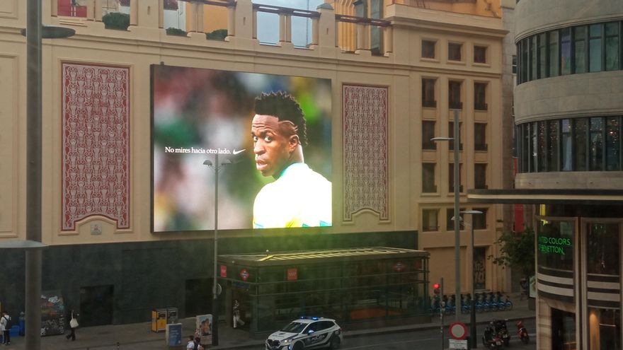 Anuncio de Nike contra el racismo en la Plaza de Callao de Madrid.