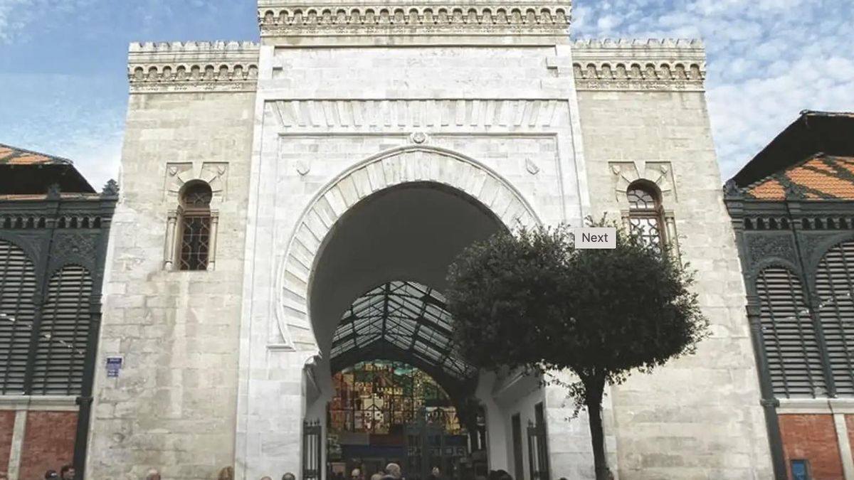 El elemento más antiguo que sobrevive de la época nazarí es su puerta de mármol blanco, un majestuoso arco de herradura