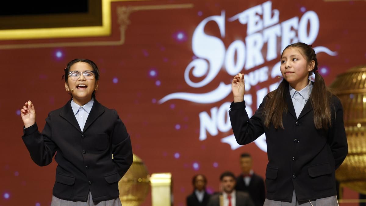 Alba Yadira Machaca e Italy Andrea Blanco cantan el número agraciado con el premio gordo del Sorteo de la Lotería de Navidad, dotado con 4 millones de euros a la serie, 400.000 al décimo, y que este año ha recaído en el número 79.432.