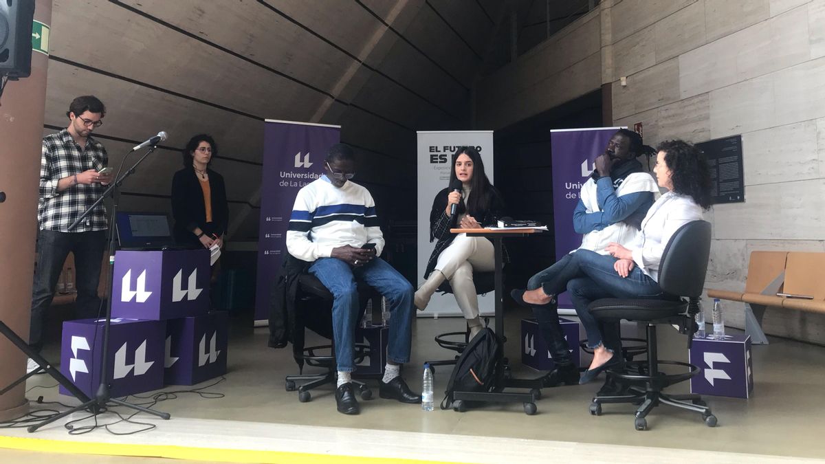 El asistente de operaciones de la OIM Mamadou Agne; la periodista en Canarias Ahora Natalia G. Vargas; el cantante senegalés Baba Sall y la profesora de Sociología en la Universidad de La Laguna, Bárbara Rostecka