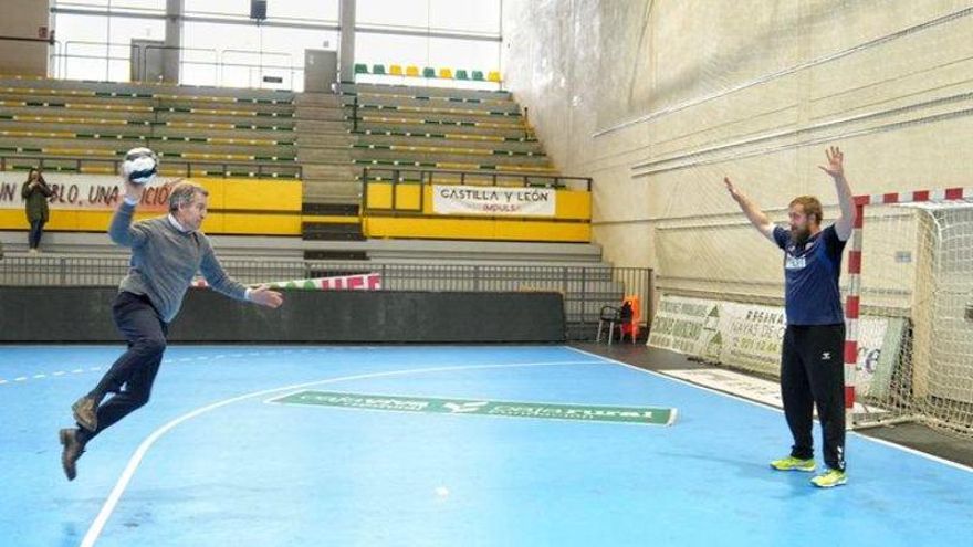 Feijóo juega al balonmano en Segovia