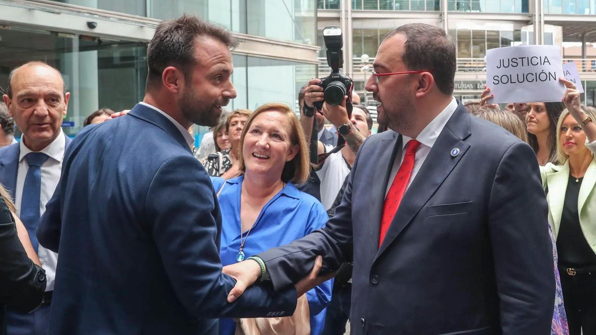 El PP pide un cambio de "régimen" en Asturias y Barbón responde: "El único que sufrió esta tierra fue la dictadura de Franco"