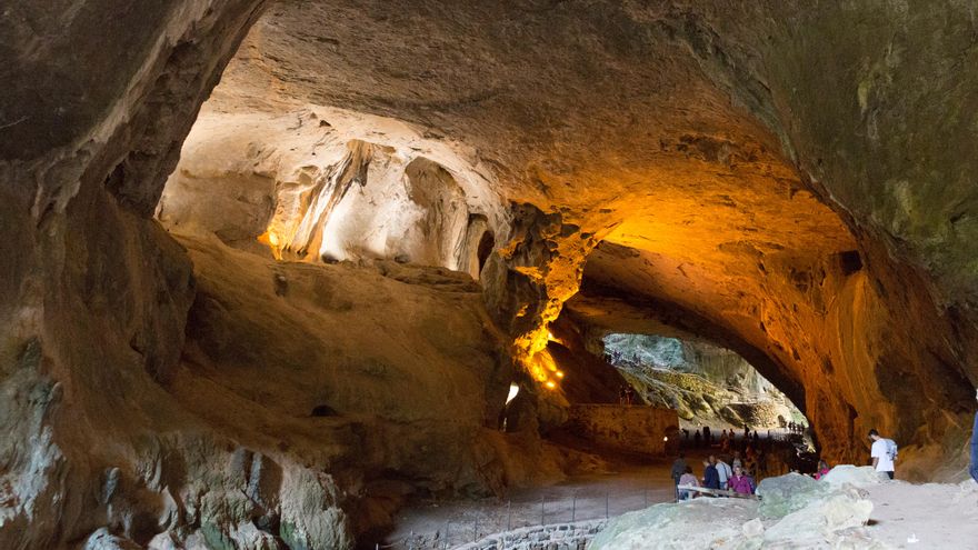La cueva de Zugarramurdi y otras dos grutas indispensables para descubrir el mundo subterráneo