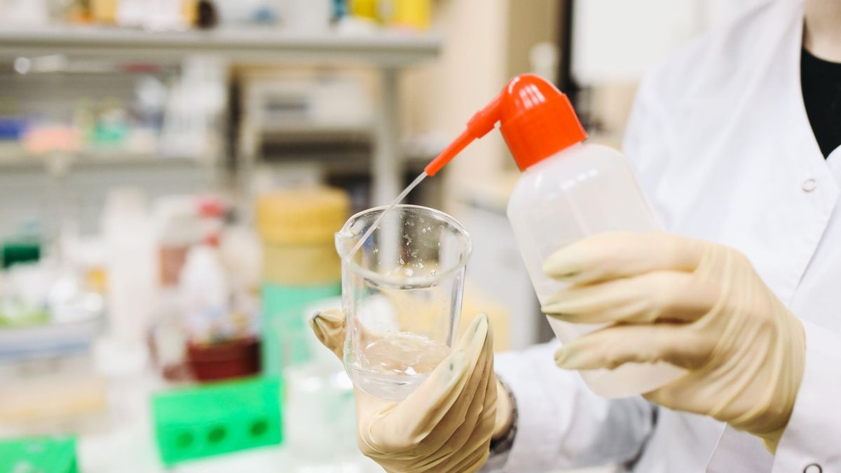 Podrás encontrar agua oxigenada para este truco tanto en supermercados como en farmacias