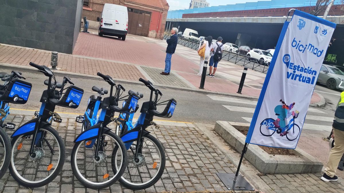 Bicicletas en la estación virtual de Bicimad de Puente de Vallecas