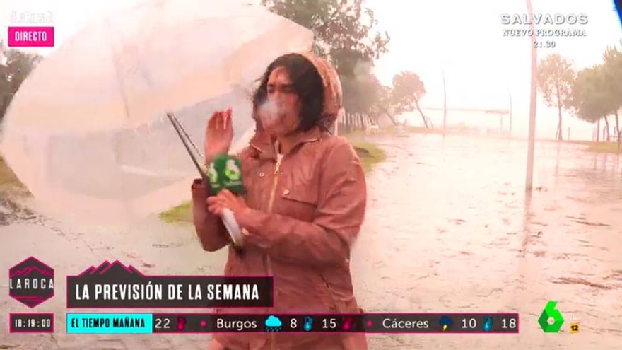 Una reportera de 'La Roca' sufre el fuerte temporal en Huelva: "Es la peor conexión que he hecho en mi vida"