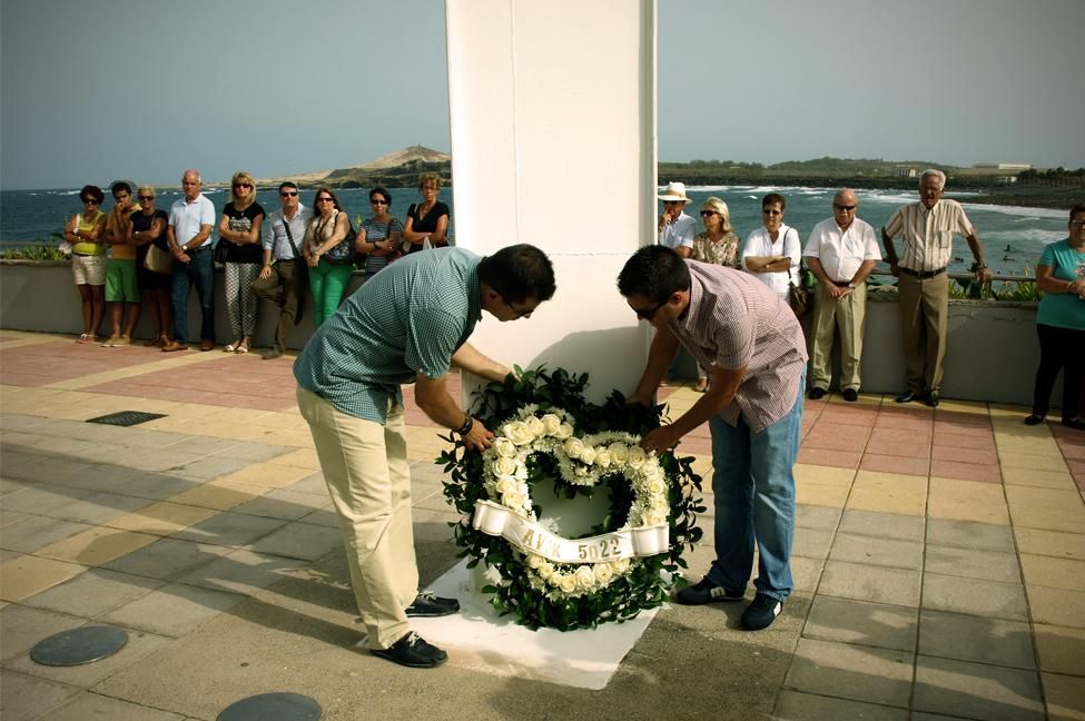 Ofrenda floral de la Asociación de Afectados por el Vuelo JK5022 en Ojos de Garza.