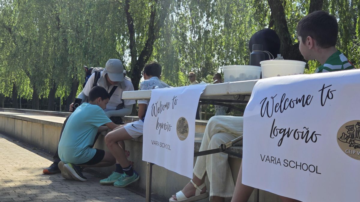 Alumnado del CEIP Varia reciben a peregrinos
