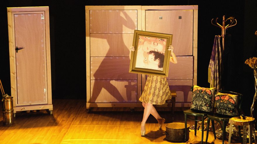 'En la casita de Klimt' se trata de un relato de danza-teatro sobre el paso del tiempo y la imaginación que nunca desaparece