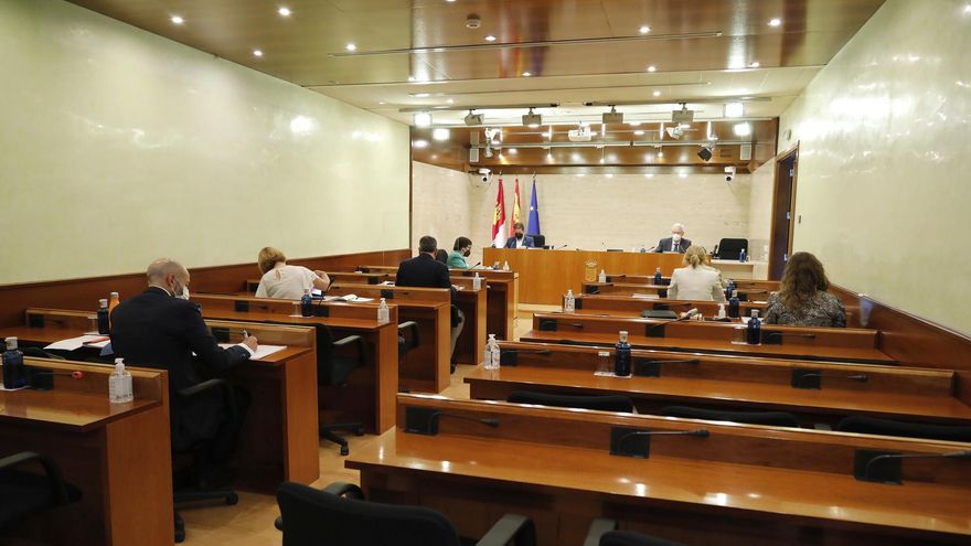 La ley para agilizar los fondos europeos en Castilla-La Mancha se topa con acusaciones de “falta de transparencia” y “privatización”