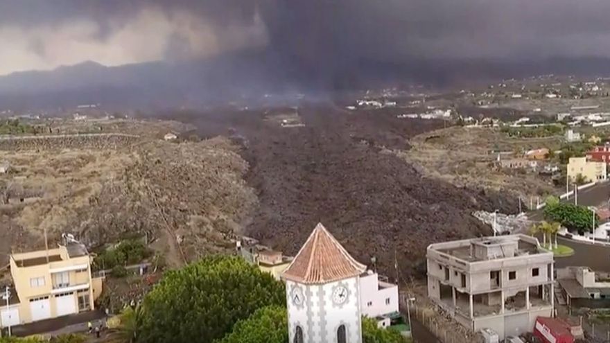 La iglesia de Todoque se desmorona ante el paso de la lava