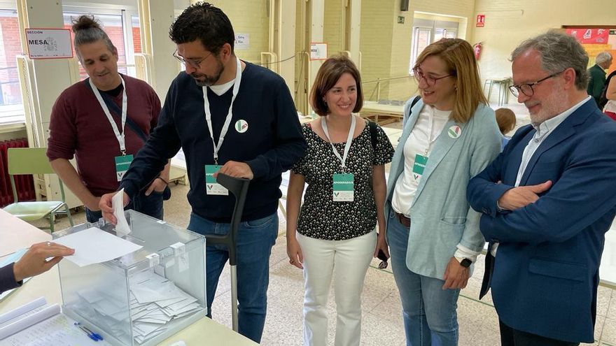 En el medio, Alberto Bustos y María Sánchez.