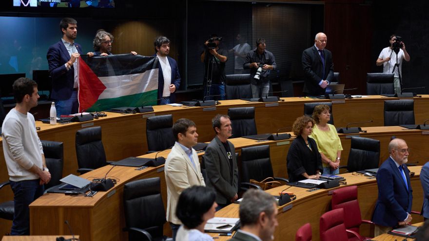 El pleno del Parlamento de Navarra guarda un minuto de silencio en condena del genocidio del pueblo palestino a manos de Israel".