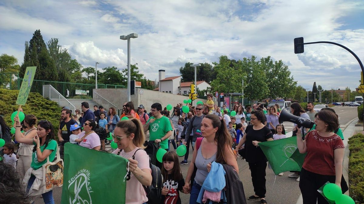 Las familias, alumnos y docentes han salido a manifestarse desde el CEIP Hispanidad