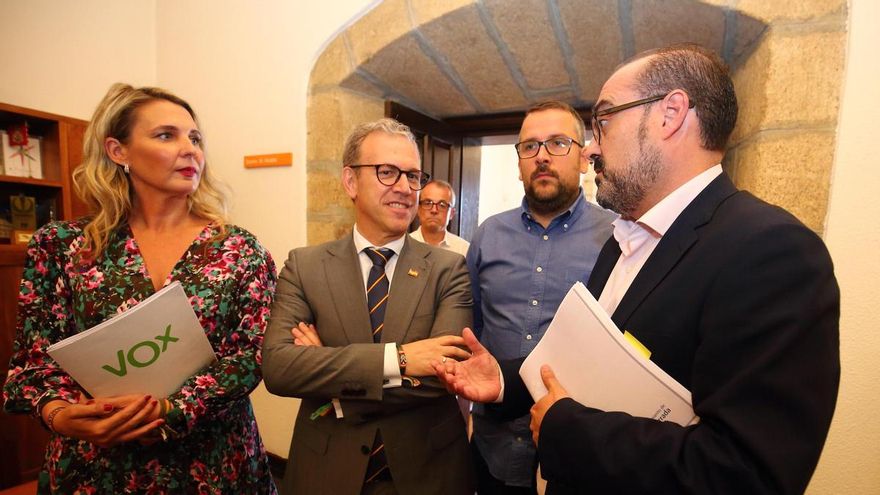 El PP de Ponferrada pacta dar una paga mínima de 2.357 euros al mes a los concejales de Vox sin concejalía