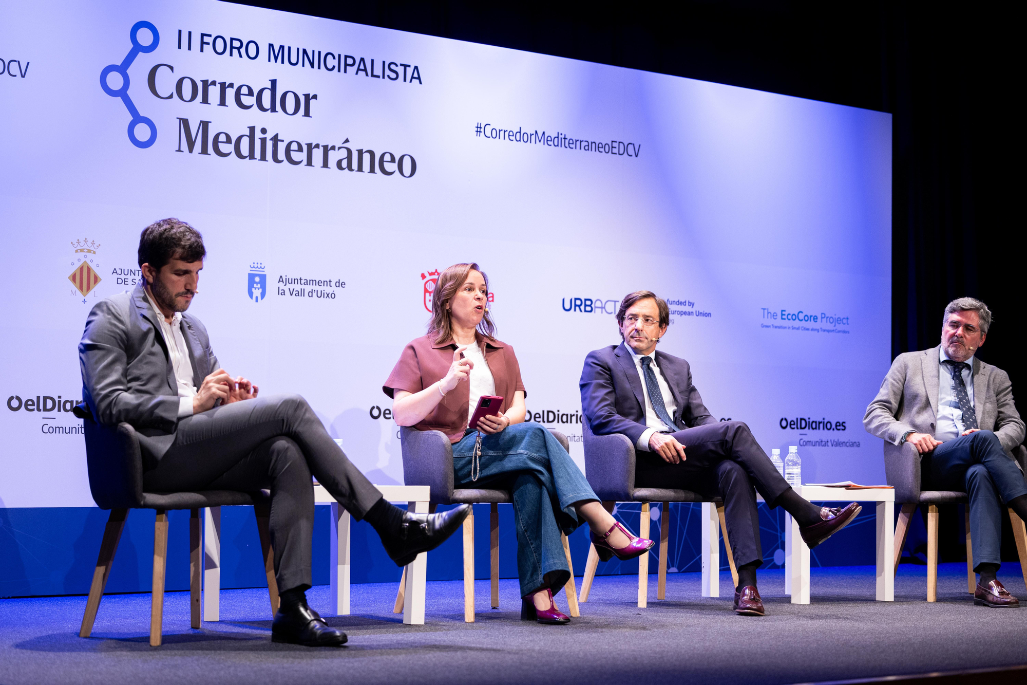 Sergi Pitarch, director de elDiario.es en la Comunitat Valenciana; Isabel López Galera, alcaldesa de Xixona; Luis Rodriguez, presidente del Puerto de Alicante; y Carlos Pastor, diputado de Desarrollo Económico y Proyectos Europeos de la Diputación de Alicante, en el II Foro Municipalista Corredor Mediterráneo.