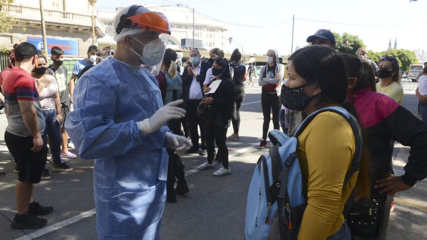 Largas filas de personas con síntomas para realizarse hisopados en hospitales