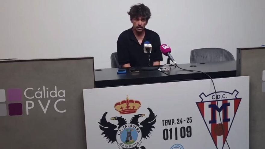 El futbolista "antisistema" que fundó un club terraplanista, ataca a Bellerín y resucita al Moscardó entre polémicas