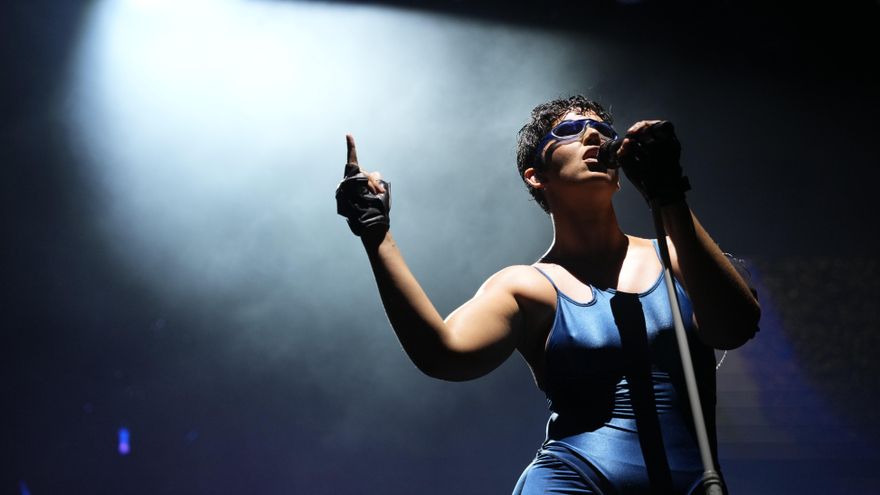 Acentuar mal para rimar bien, una estrategia musical de experimentación con el lenguaje