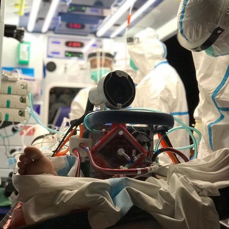 El paciente, durante el traslado en la ambulancia 