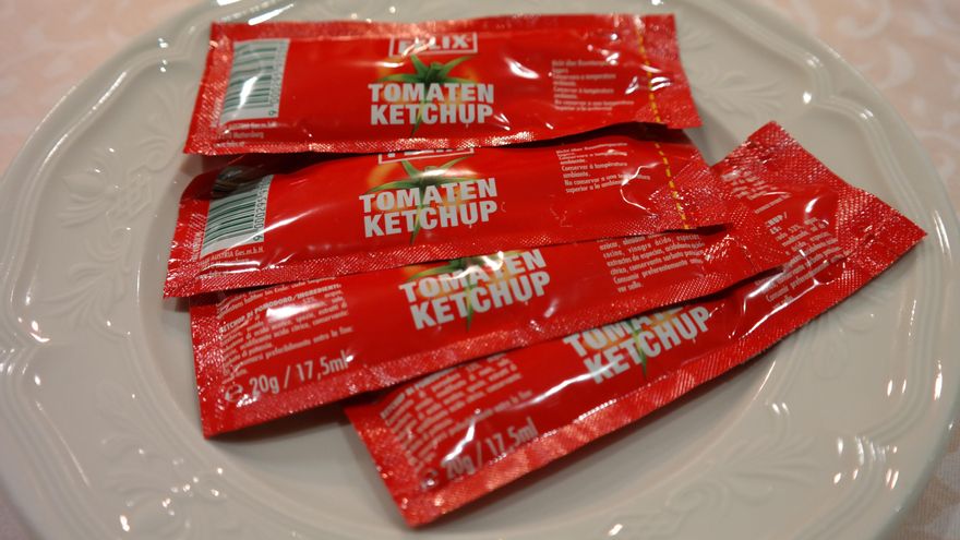 Adiós a los sobres de kétchup y los plásticos de un solo uso: cuenta atrás para acabar con millones de envases