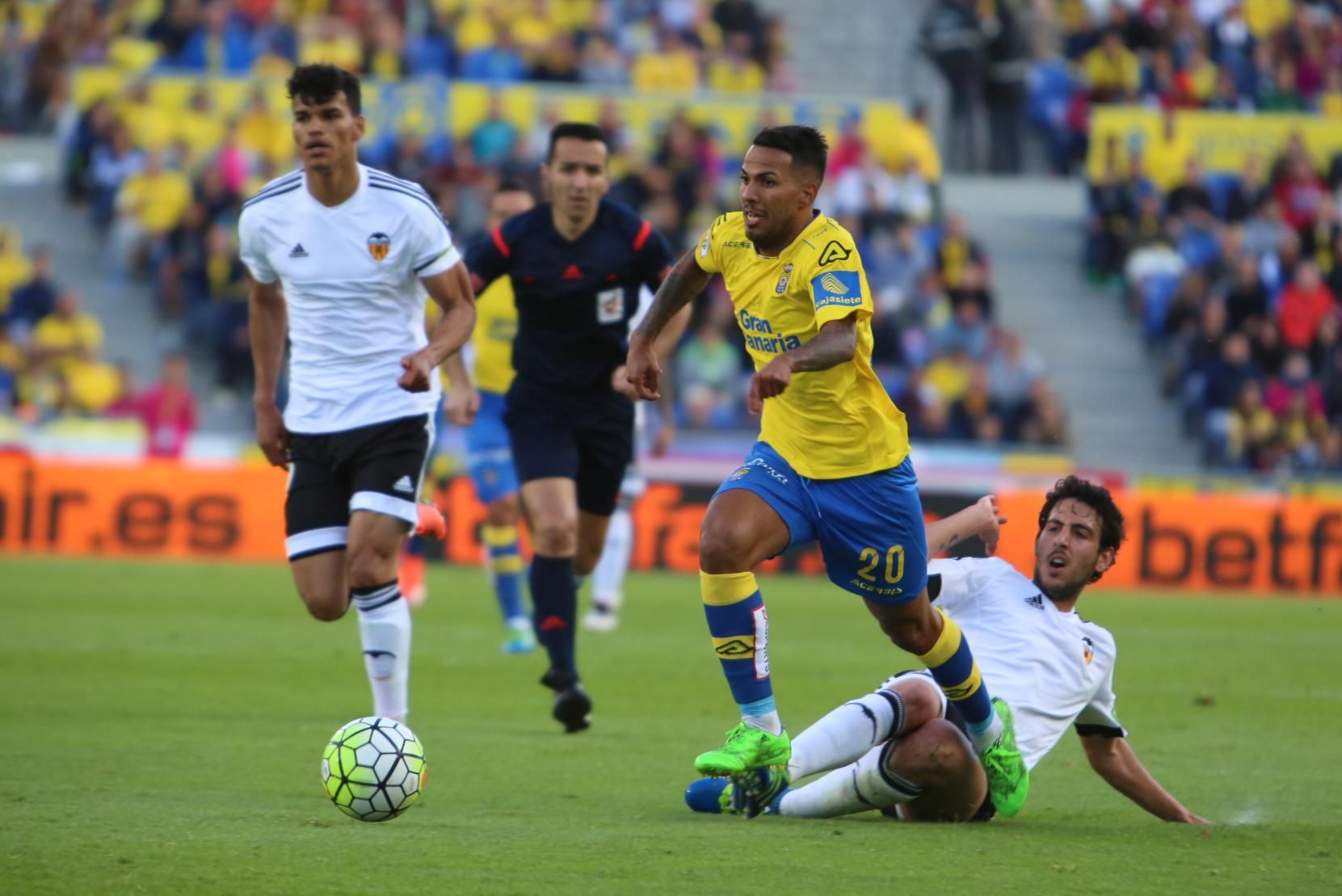 Partido entre la UD Las Palmas y el Valencia CF en el Estadio de Gran Canaria. (Alejandro Ramos).