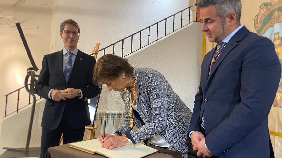 Maru Hernáiz firma en el Libro de Honor de Cenicero