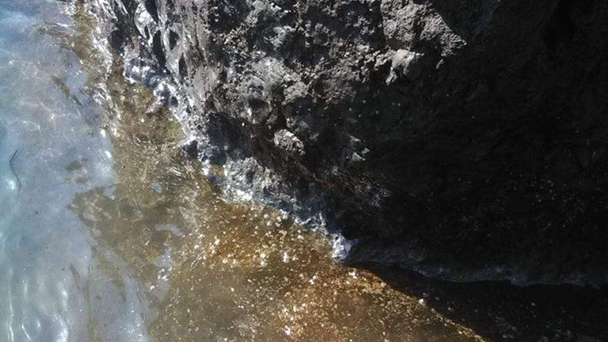 Fotogalería: imágenes del vertido de fuel ocasionado por una industria instalada en el polígono de Güímar