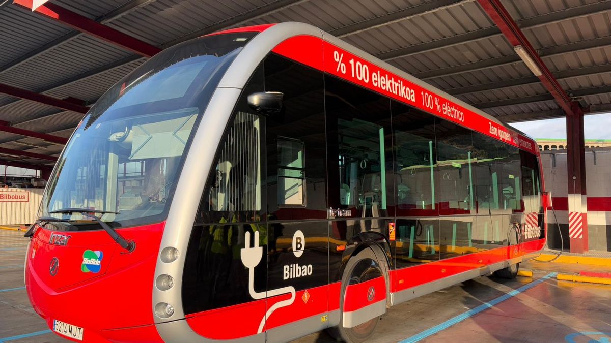 Un autobus realizando la carga.