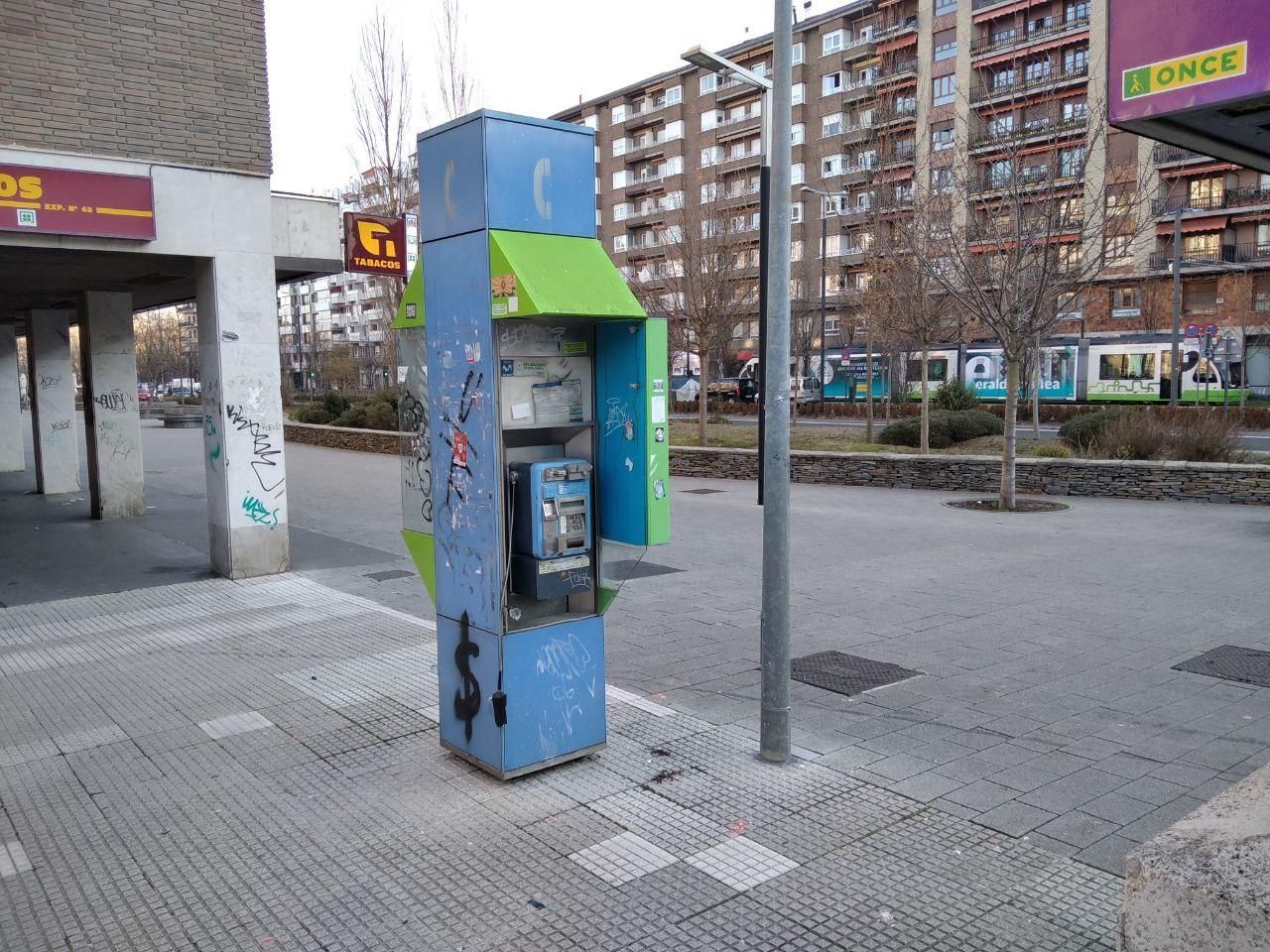 Cabina de teléfono en la Avenida Gasteiz de Vitoria