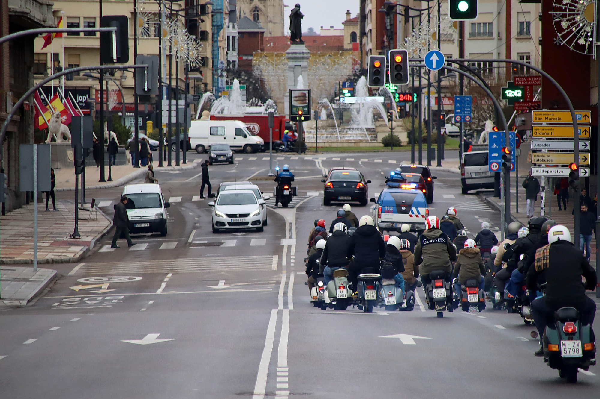 Las 'scooter' transportan a León a otros tiempos sobre dos ruedas