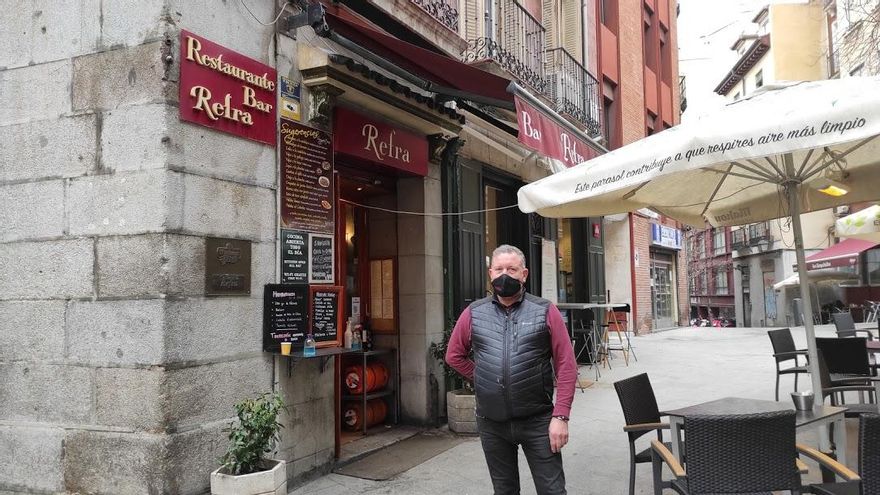 Juan, propietario del bar Refra desde los años 80, recuerda la calle Santiago llena de comercios de proximidad donde ahora es todo hostelería
