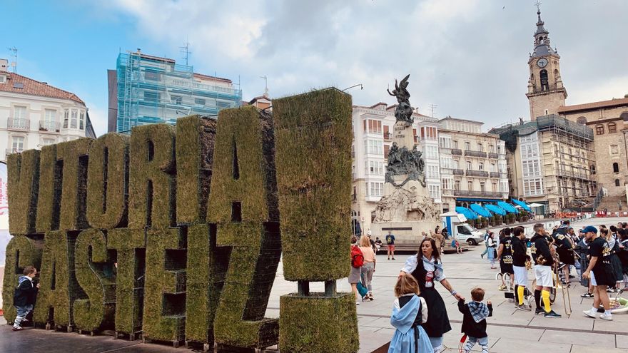 Ambiente a primera hora en la plaza de la Virgen Blanca