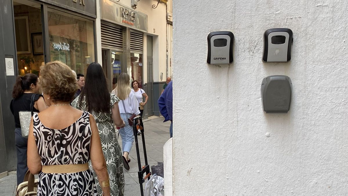 Cajetines para guardar las llaves de pisos turísticos en una calle de Sevilla.