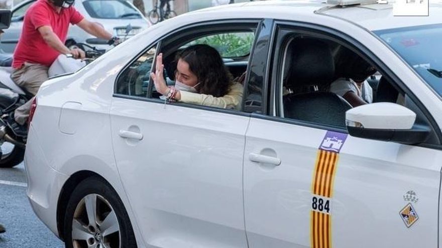 Varias chicas abandonan el hotel Bellver de Palma, después de que la titular del Juzgado de lo Contencioso número 3 de Palma, Sonia Martín, haya acordado mantener el confinamiento en Mallorca únicamente de los jóvenes peninsulares de viaje en la isla que han dado positivo en covid-19. EFE/ Atienza